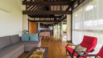 Panoramic Tree House | Living area