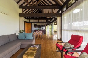 Panoramic Tree House | Living area - SkyCloud Bungalows (Tamarindo)