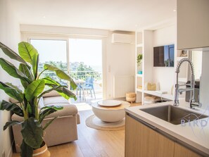 TV, tavolo da ping pong