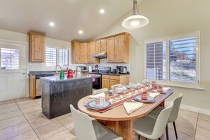 Fridge, microwave, oven, stovetop - Hike, Golf & Ski: Family Home in South Jordan (South Jordan)