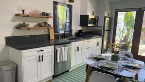 Kaffetrakter/tekoker, kjøleskap, mikrobølgeovn og kokeplater