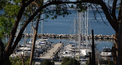 In the most beautiful area of Thessaloniki, in Aretsou Kalamaria . 1G Internet.