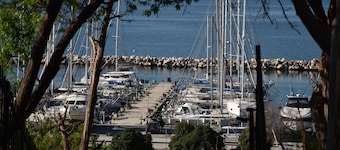 In the most beautiful area of Thessaloniki, in Aretsou Kalamaria . 1G Internet.