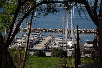 In the most beautiful area of Thessaloniki, in Aretsou Kalamaria . 1G Internet.