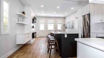 Kylskåp, mikrovågsugn, ugn och spishäll