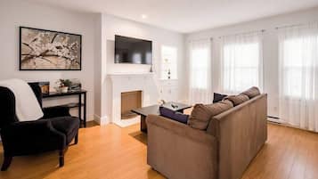 Een televisie en een open haard