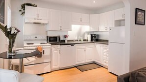 Private kitchen - Downtown South end central suite (Halifax)