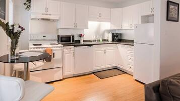 Een koelkast, een magnetron, een oven, een kookplaat