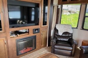 TV, fireplace - Harbour view park model (Petit-de-Grat)