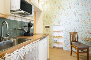 Jääkaappi, mikroaaltouuni, liesi, kahvin-/teenkeitin