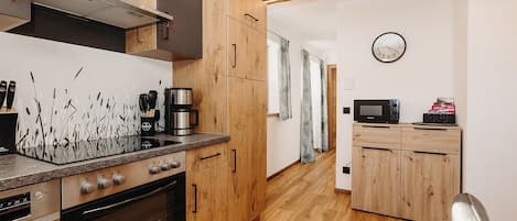 Fridge, oven, dishwasher, coffee/tea maker