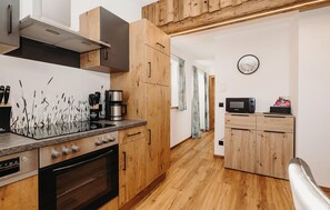 Een koelkast, een oven, een vaatwasser, een koffiezetapparaat/waterkoker