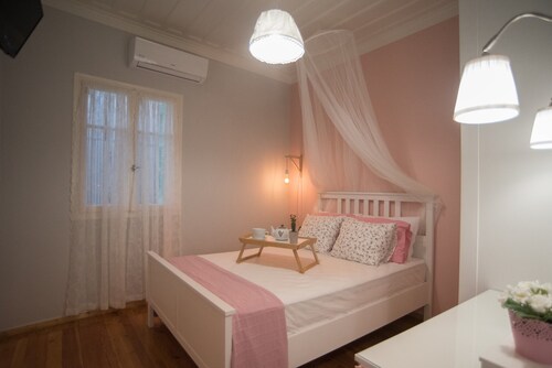 Apartment 'La Casa Rosa' with Balcony, Wi-Fi and Air Conditioning