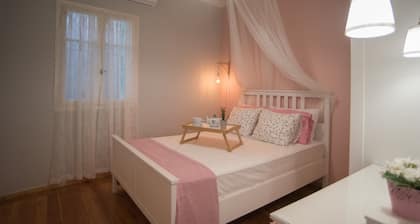 Apartment 'La Casa Rosa' with Balcony, Wi-Fi and Air Conditioning
