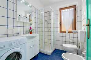 Een douche, een haardroger, handdoeken