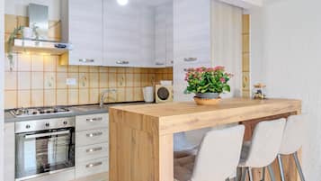 Refrigerador, microondas, parrilla de estufa y cafetera y tetera