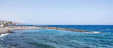 Una spiaggia nelle vicinanze