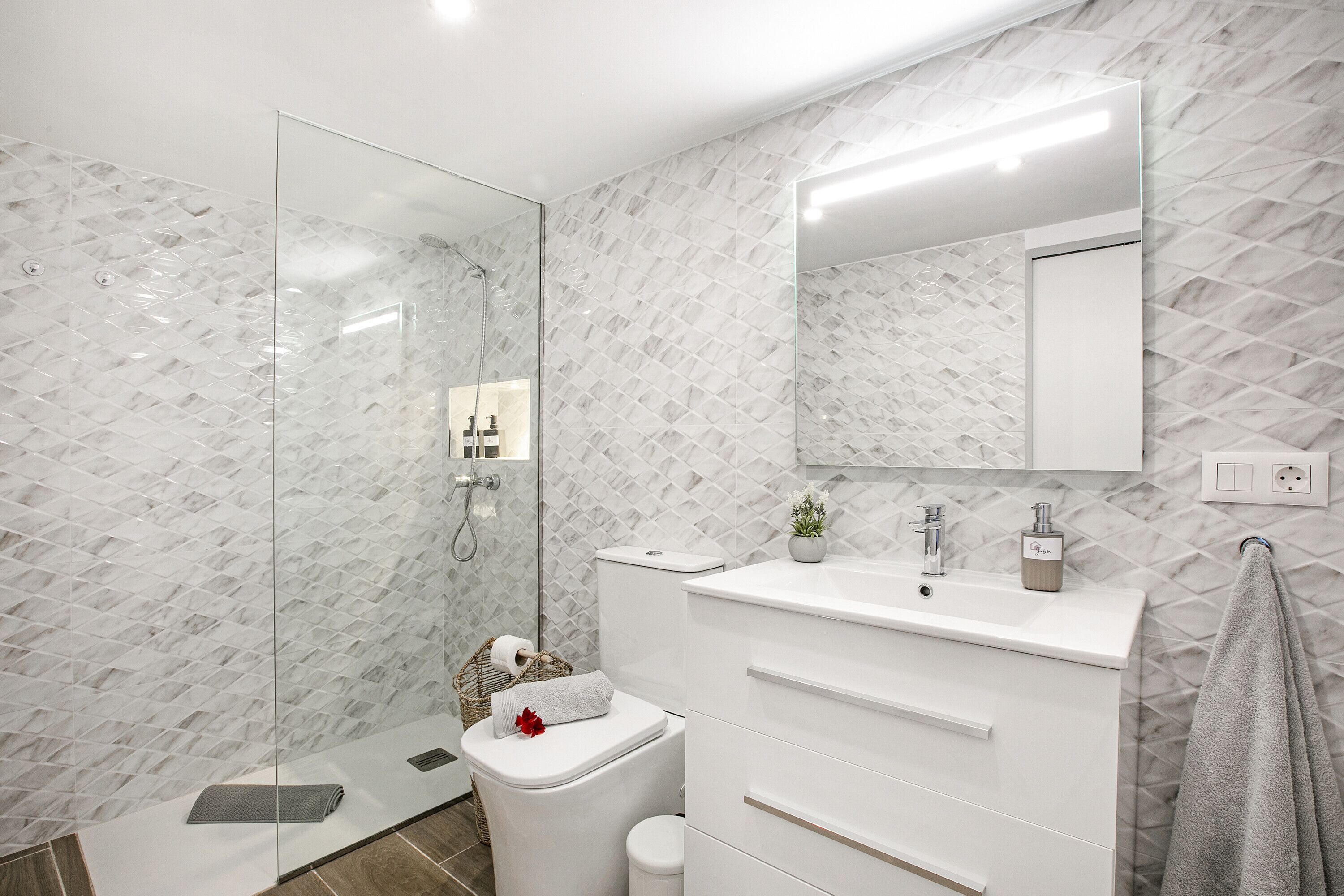 シャワー、ヘアドライヤー、タオル