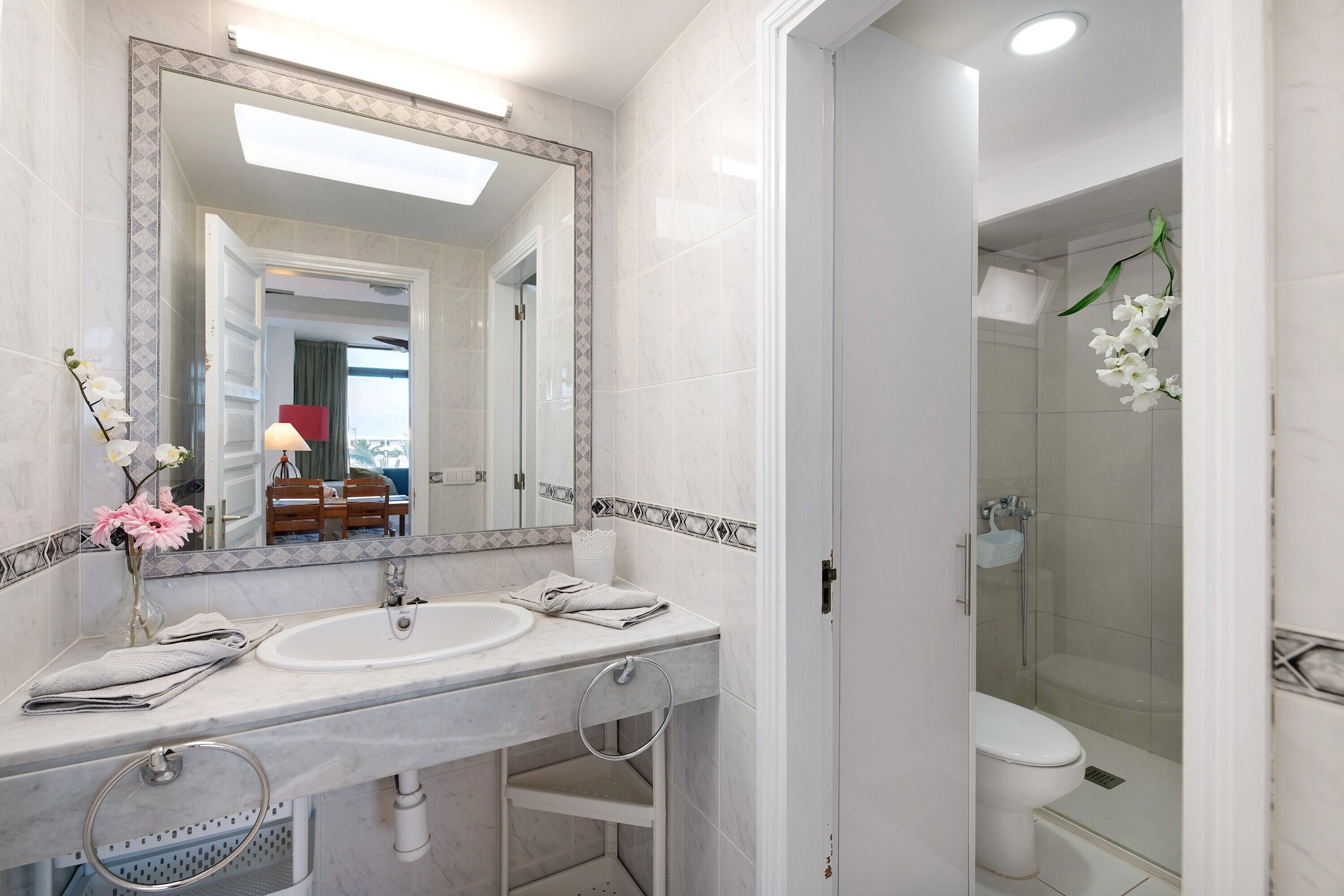 Douche, sèche-cheveux, serviettes fournies