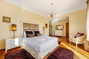 4 makuuhuonetta, silitysrauta/-lauta, ilmainen Wi-Fi, vuodevaatteet