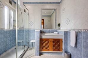 Dusche, Haartrockner, Handtücher