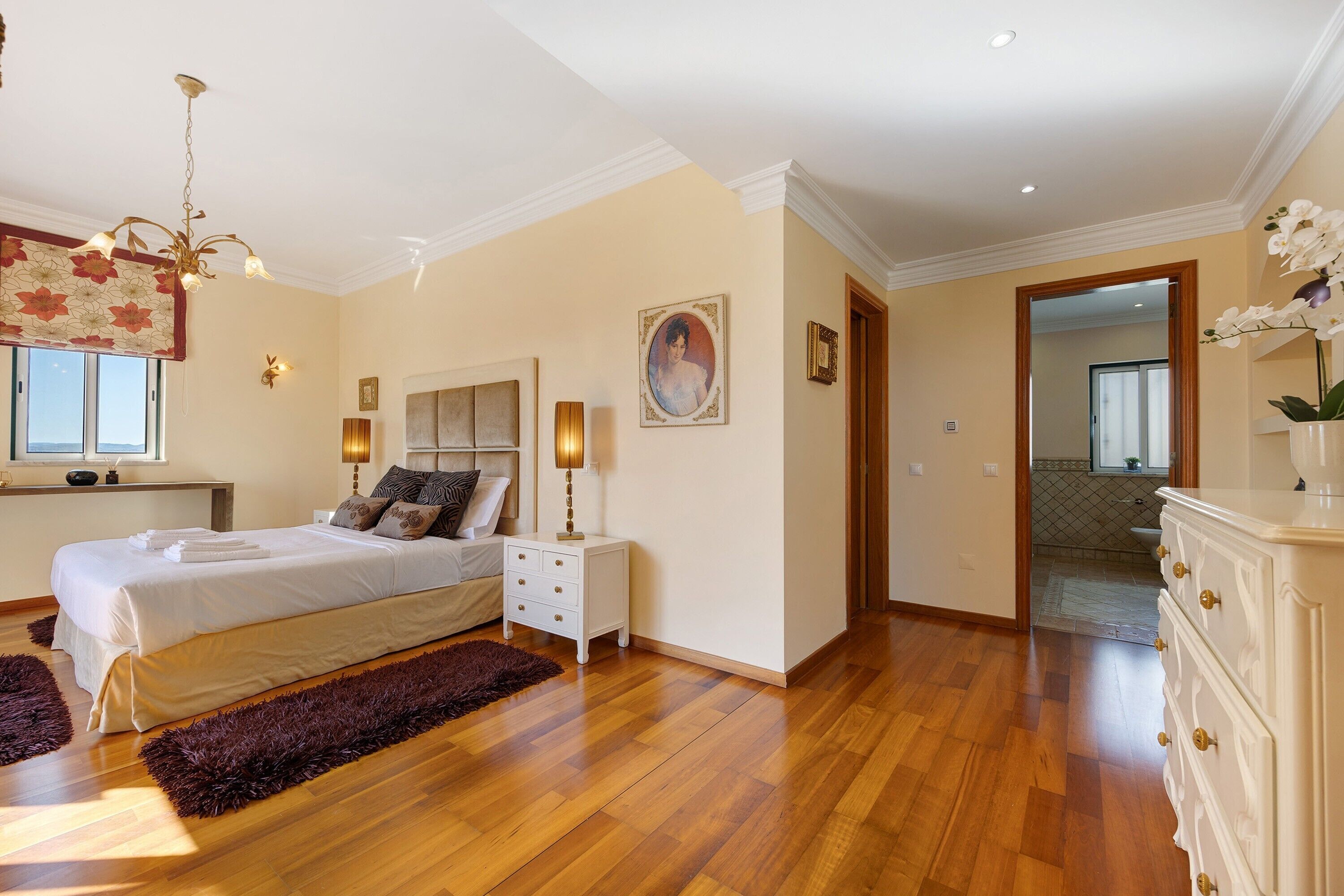 4 多间卧室、熨斗/熨衣板、免费 WiFi、床单