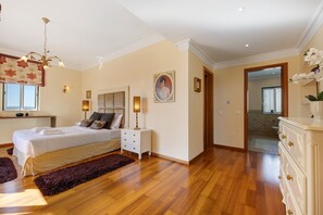 4 chambres, fer et planche à repasser, Wi-Fi gratuit, draps fournis