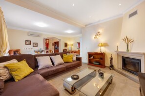 TV, fireplace - Villa 'Tucha' with Private Pool, Wi-Fi and Air Conditioning (Alvor)