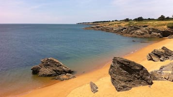Una spiaggia nelle vicinanze
