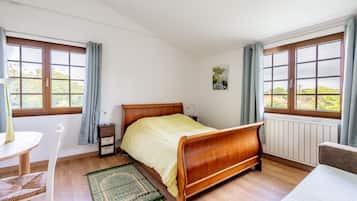 2 bedrooms, iron/ironing board, free WiFi, bed sheets