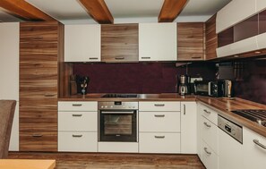 Een koelkast, een oven, een vaatwasser, een koffiezetapparaat/waterkoker