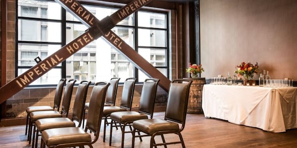 Meeting facility - Deluxe Queen | Vibrant Locale + Pulitzer Display (Portland)