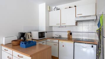 Réfrigérateur, micro-ondes, plaque de cuisson, lave-vaisselle