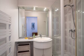 Shower - Apartment in Residence with Pool (Les Sables-d'Olonne)