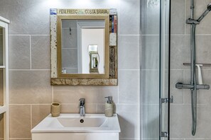 Dusche, Haartrockner, Handtücher