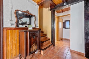 Interior - Country House 'Benjamin' with Lake View, Private Pool and Wi-Fi (Deltebre)