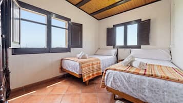 4 bedrooms, iron/ironing board, free WiFi, bed sheets