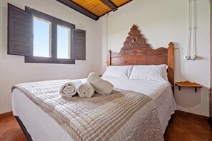 4 bedrooms, iron/ironing board, free WiFi, bed sheets - Country House 'Benjamin' with Lake View, Private Pool and Wi-Fi (Deltebre)