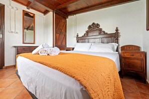 4 bedrooms, iron/ironing board, free WiFi, bed sheets - Country House 'Benjamin' with Lake View, Private Pool and Wi-Fi (Deltebre)