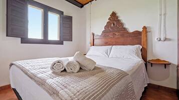 4 bedrooms, iron/ironing board, free WiFi, bed sheets