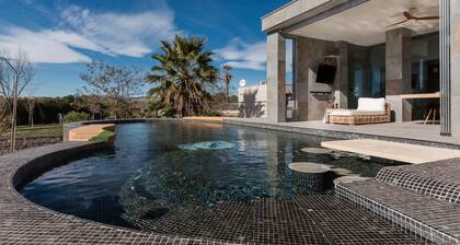 Chalet 'Villa Cruz' with Mountain Views, Wi-Fi and Air Conditioning