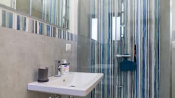Regadera, secadora de cabello, bidet, toallas
