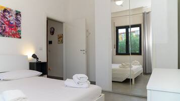 1 habitación, tabla de planchar con plancha, wifi gratis y ropa de cama
