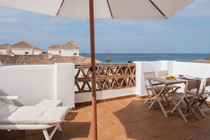 Outdoor dining - Apartment 'Ático El Morche' with Sea View, Wi-Fi and Air Conditioning (El Morche - Torrox Costa)