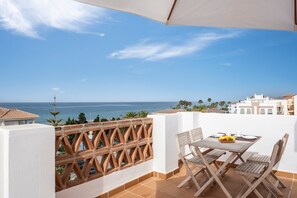 Outdoor dining - Apartment 'Ático El Morche' with Sea View, Wi-Fi and Air Conditioning (El Morche - Torrox Costa)