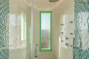 Shower, hair dryer, towels - Villa 'Yani La Scala Luxury Villas' with Sea View, Wi-Fi and Air Conditioning (Karpathos)