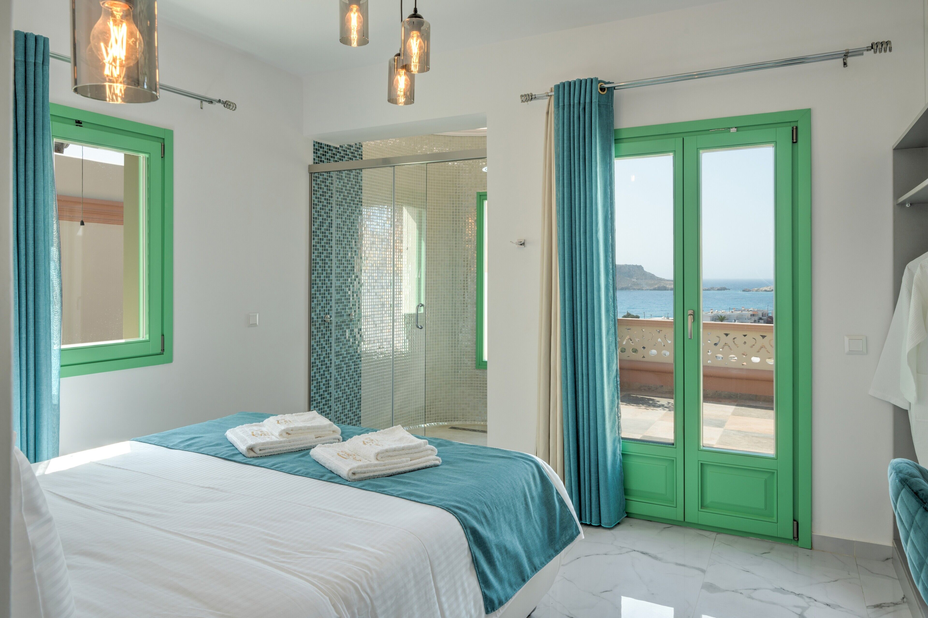 Une chambre avec un lit, un espace douche et un balcon offrant une vue.