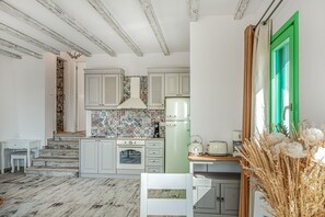 Fridge, oven, stovetop, coffee/tea maker