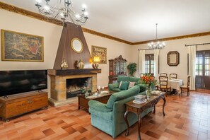 Una televisión, una chimenea