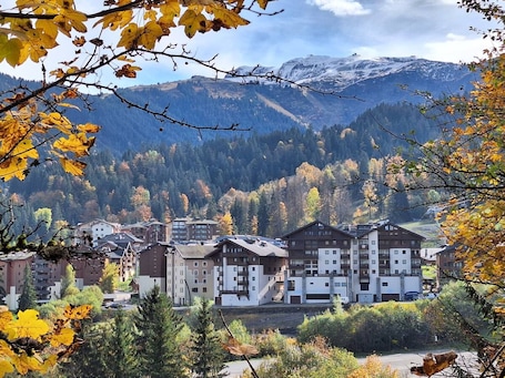 Exterior. Cozy Apartment in Morillon Les Esserts, Ski-In/Ski-Out, Perfect for Mountain Holidays